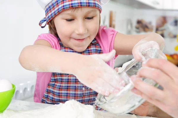 Söt liten flicka matlagning cookies — Stockfoto