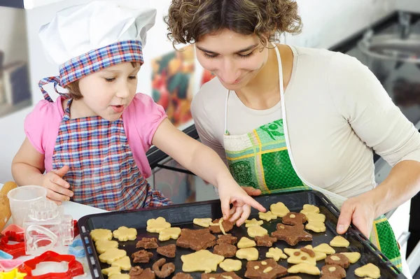 Liten flicka och mamma med bakade cookies — Stockfoto