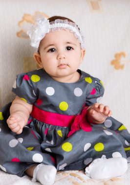 noktalı elbiseli kız şirin bebek