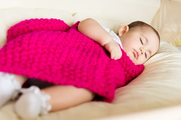 Bebé dormido cubierto con manta de punto —  Fotos de Stock