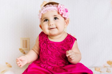 pembe elbiseli kız şirin bebek