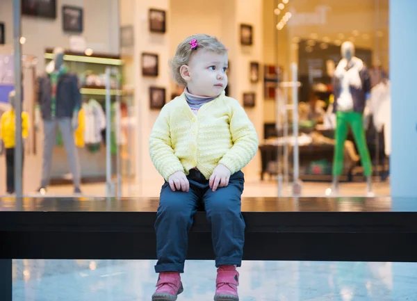 alışveriş merkezinde bankta oturan kayıp kız