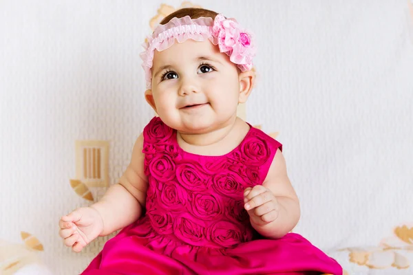 Roztomilá holčička v růžových šatech — Stockfoto