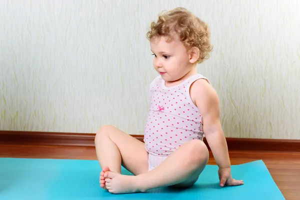 Roztomilá holčička, cvičení v tělocvičně — Stock fotografie