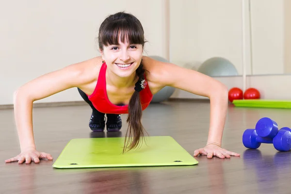 Muito jovem treino de fitness menina — Fotografia de Stock