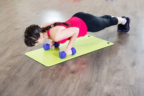 Ganska ung flicka fitnessutövaren — Stockfoto