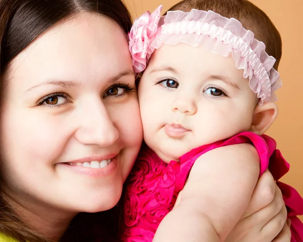 Närbild porträtt av vacker ung mamma med dotter — Stockfoto