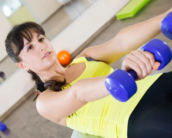 Hübsche junge Mädchen pumpen Magen — Stockfoto