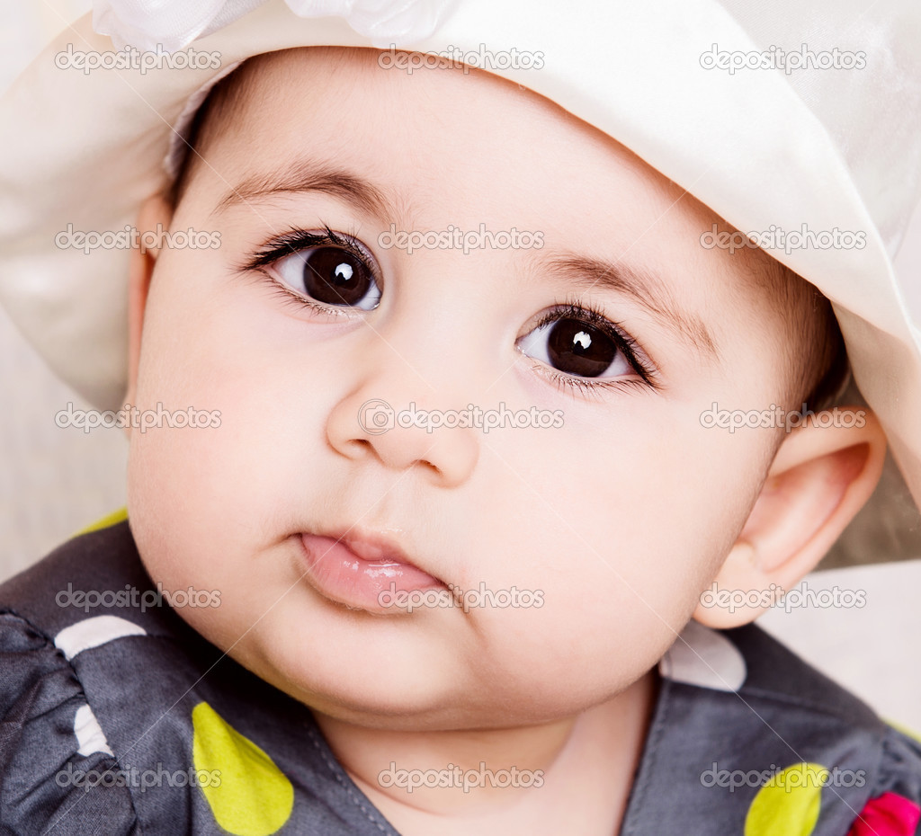 Bebe Fille Mignonne En Robe Pointillee Image Libre De Droit Par Petrograd99 C