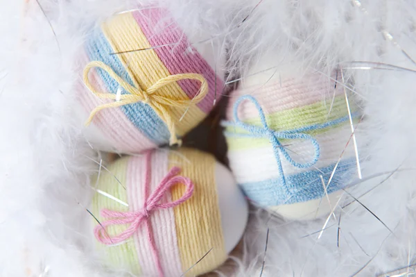 Yarn wrapped Easter eggs — Stock Photo, Image