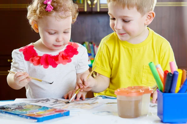 Hermano pequeño y hermana pintando en casa —  Fotos de Stock