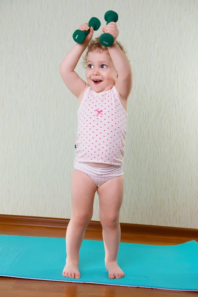 Exercício de fitness com halteres para menina — Fotografia de Stock