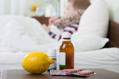 yatakta yatan hasta çocuk