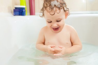 mutlu küçük bebek kız küvetin içinde banyo