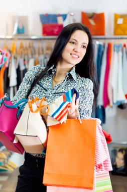 alışveriş torbaları ile gülümseyen güzel genç kız