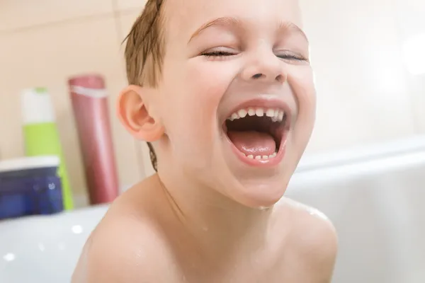 Glücklicher kleiner Junge beim Baden in der Badewanne — Stockfoto