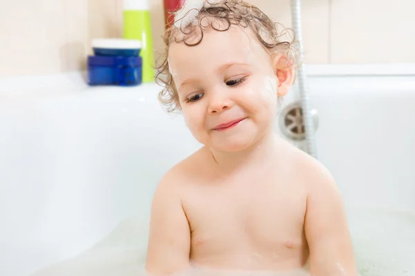 Bébé fille heureuse se baignant dans la baignoire — Photo