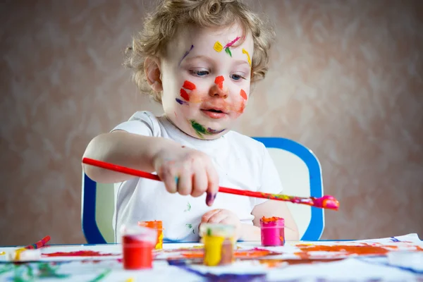 Bonito criança pequena pintura — Fotografia de Stock