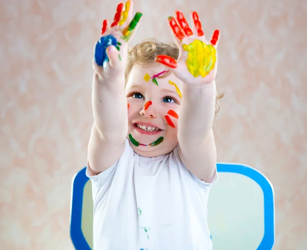 Criança feliz com as mãos pintadas — Fotografia de Stock