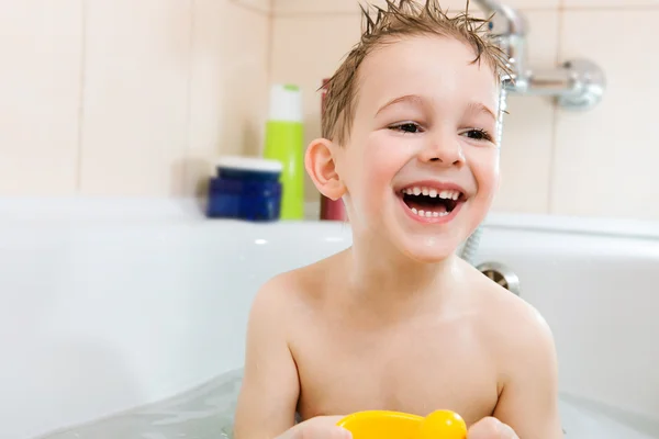 Glücklicher kleiner Junge beim Baden in der Badewanne — Stockfoto