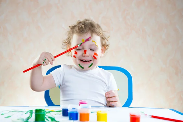 Roztomilé malé dítě malování — Stock fotografie