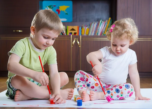 Zwei süße Kinder malen — Stockfoto