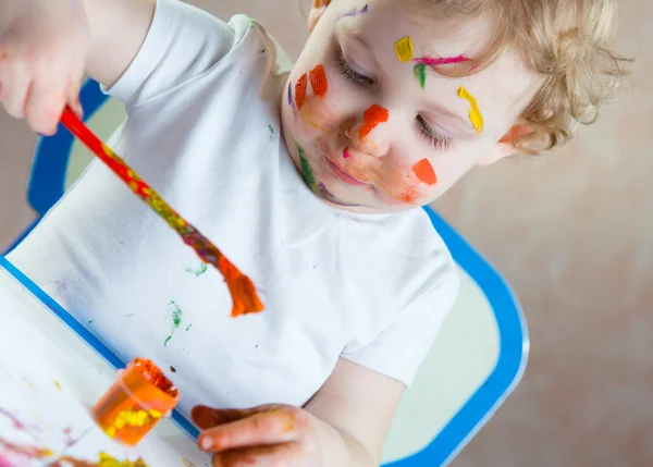Cute little child painting — Stockfoto