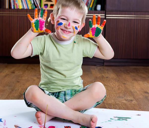 Söt glad pojke målning — Stockfoto