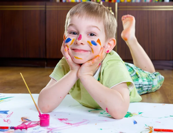 Glada lilla pojke målning — Stockfoto