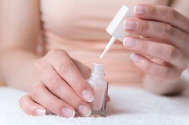 Fransız kadının elleri ile güzel manikür