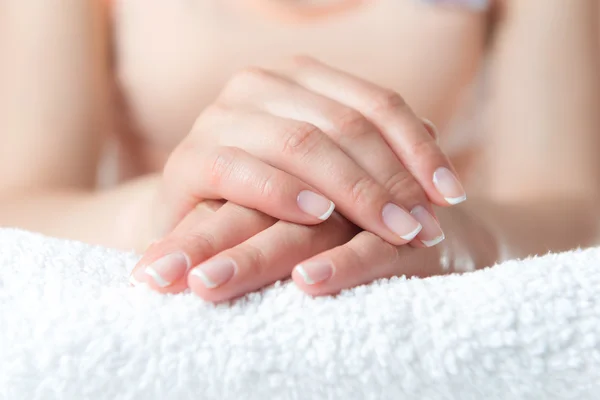 Bela mão com unhas perfeitas manicure francês — Fotografia de Stock