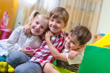 mutlu çocuklar evde eğlenmek