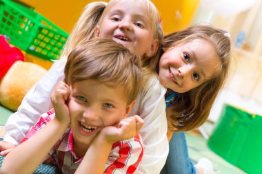 mutlu çocuklar evde eğlenmek