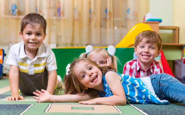 Bambini felici che si divertono a casa — Foto Stock