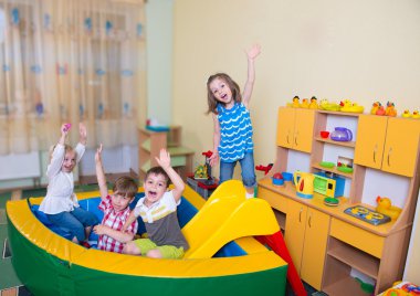 mutlu çocuklar evde eğlenmek