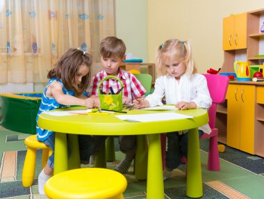 sevimli küçük prescool çocuklar oynarken grubu