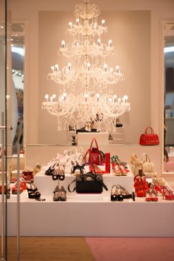 Salonu büyük avize ve ayakkabı ile iç