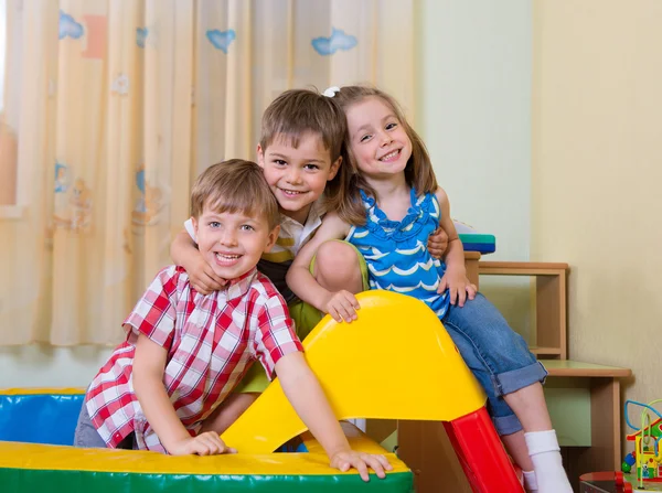 Crianças felizes se divertindo em casa — Fotografia de Stock