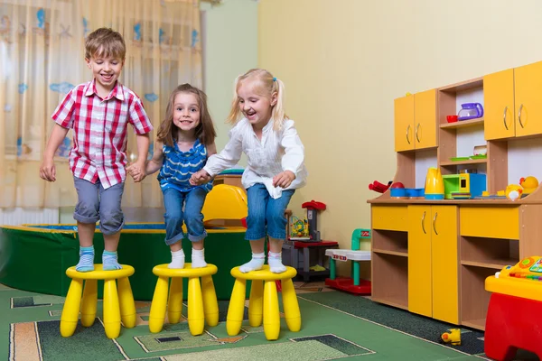 Crianças felizes se divertindo em casa — Fotografia de Stock