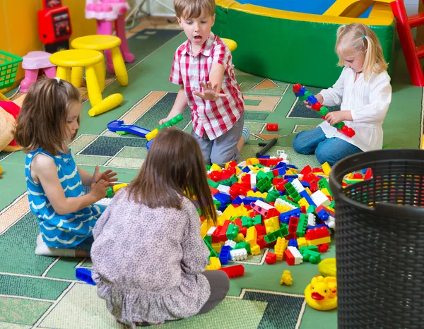 Grupo de niños jugando con constructor colorido — Foto de Stock