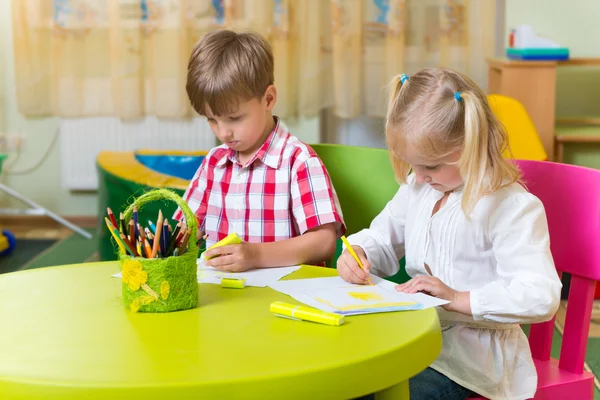 Dos lindo poco prescool niños dibujo — Foto de Stock