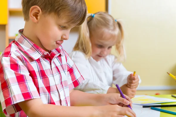 Two cute little prescool kids drawing — Stock Photo, Image