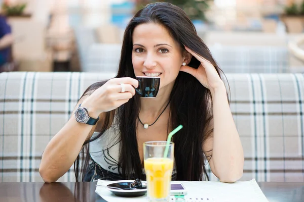 Portret van mooie Latijns-vrouw koffie drinken — Stockfoto