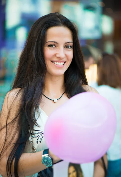 Porträt einer schönen lateinischen Frau, die lächelt — Stockfoto