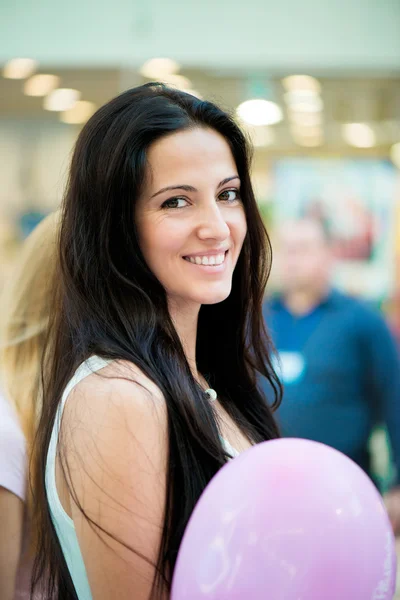 Retrato de bela mulher latina sorrindo — Fotografia de Stock