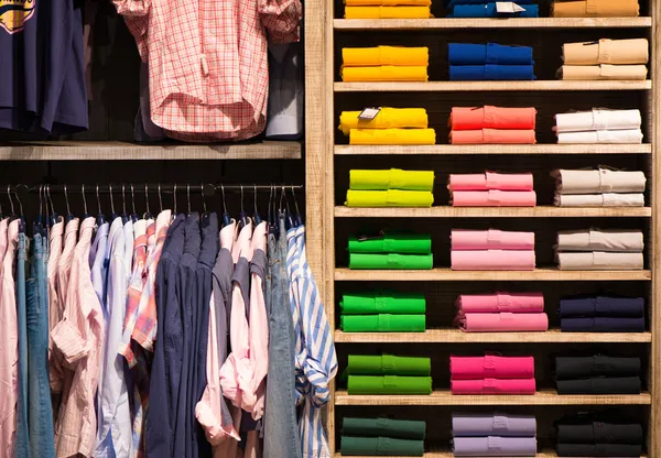 Camisas a cores na prateleira na loja — Fotografia de Stock