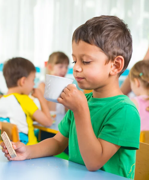 Schattig klein kind consumptiemelk — Stockfoto