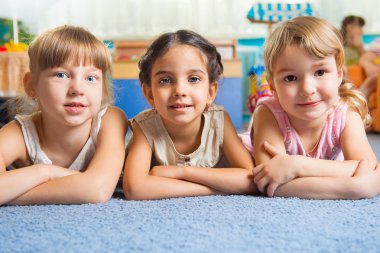 yerde yatarken üç güzel kız