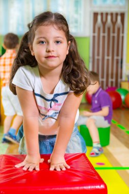 spor salonunda şirin çocuk