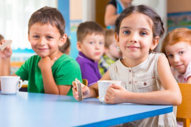 schattige kleine kinderen consumptiemelk